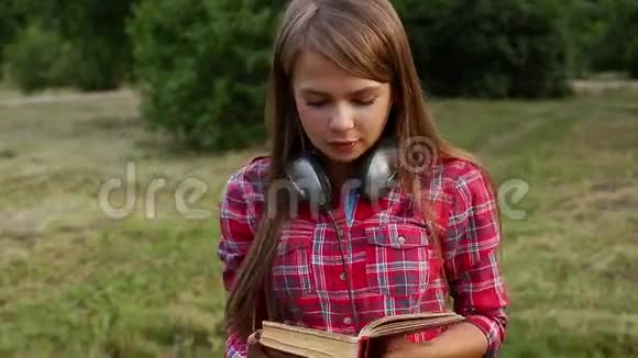 带着耳机看书的女孩视频的预览图