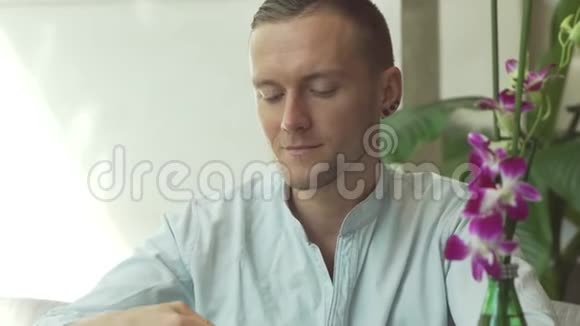 英俊的男人喝着咖啡微笑着视频的预览图