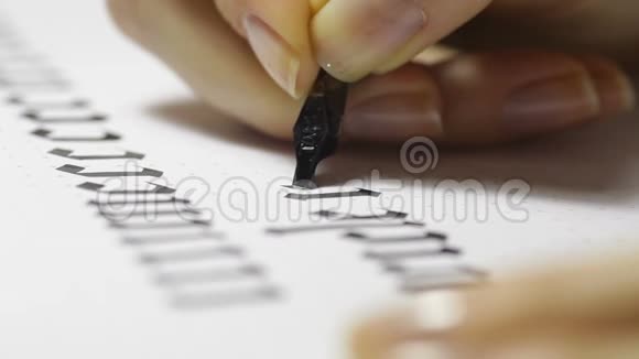 女人用书法字母写钢笔视频的预览图