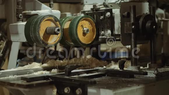 锯木厂木工在连接机上工作的阴影视频的预览图