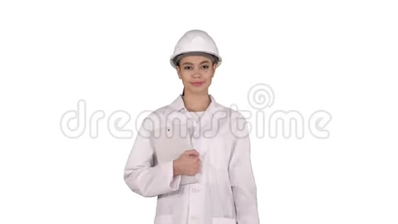 女医生工程师用白色背景上的数字平板电脑走路视频的预览图