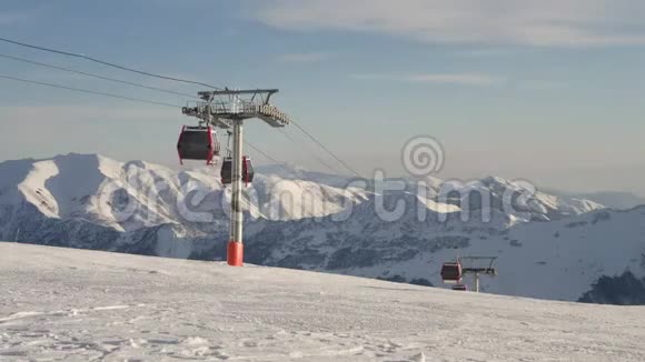 滑雪升降时间放松贡多拉冬季雪山背景视频的预览图