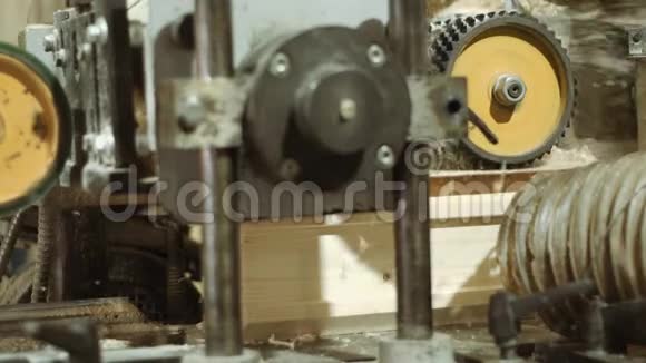 锯木厂精轧机旋转轮视频的预览图