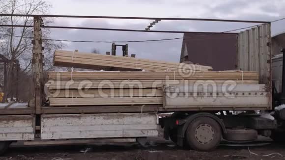 叉车在锯木厂用木块堆载重型卡车视频的预览图