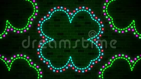 彩色霓虹灯四叶三叶草点缀和虚线与深绿色砖墙的运动视频的预览图