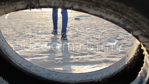 女足穿着运动鞋日落时在海边漫步透过轮胎眺望视频的预览图