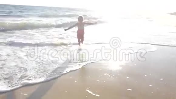 小女孩穿过冲浪视频的预览图