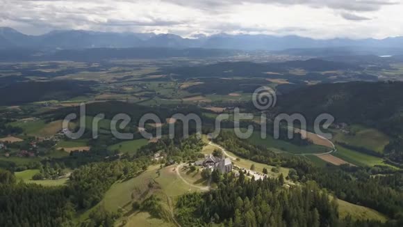 奥地利卡林西亚马格达伦斯堡的真实景色以山脉为背景视频的预览图