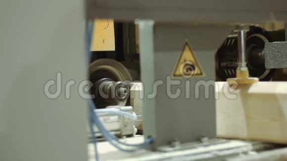 木工机械在锯木厂的木板上凿沟视频的预览图
