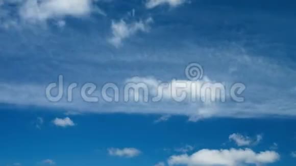 白色积云和蚤云穿过蓝天视频的预览图