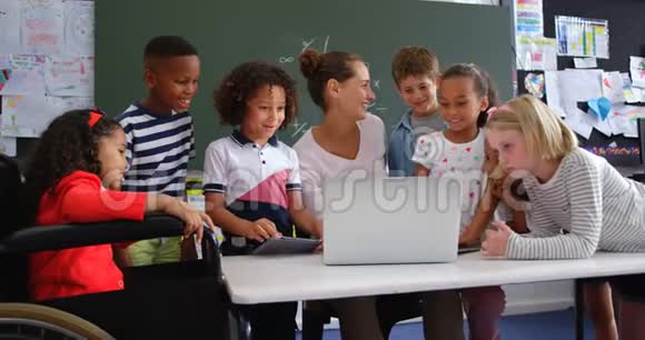 混合种族学童和女教师在4k教室的正面看法视频的预览图