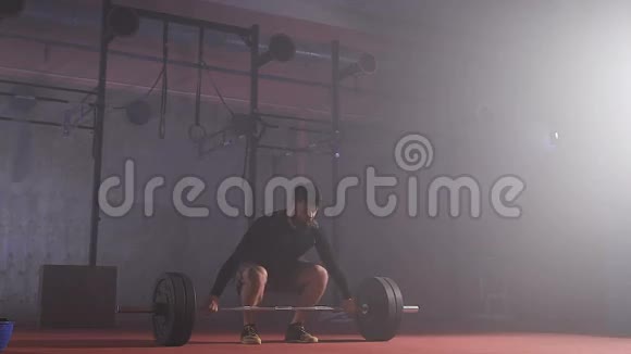 强壮的男人在健身房做杠铃运动视频的预览图