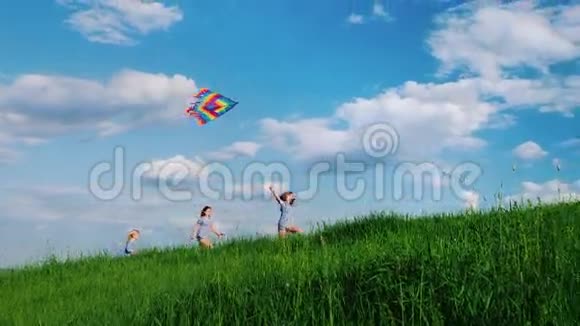 无忧无虑的孩子玩风筝伴着白云沿着青山在蓝天上奔跑快乐的童年视频的预览图