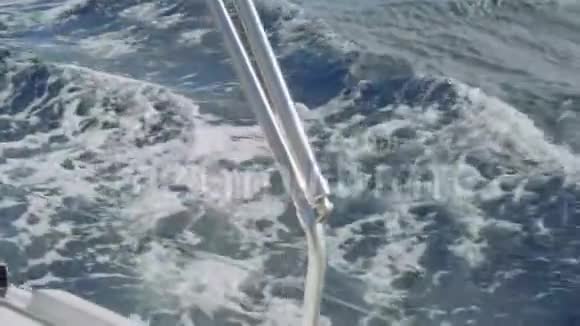 游艇上海水的慢运动视野视频的预览图