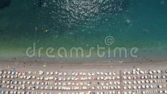 鸟瞰布德瓦镇附近的卡梅诺沃海滩视频的预览图