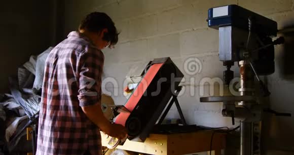 女性金属匠使用锐化机4k视频的预览图