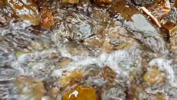 背景或纹理小山瀑布慢运动240fps山涧落在石头上视频的预览图