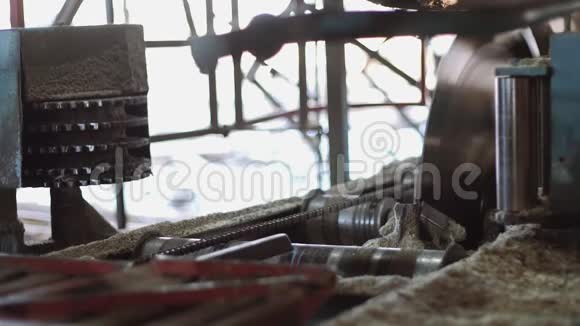 木工工厂的大型金属圆锯在机器上旋转视频的预览图