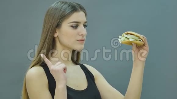快餐概念美味的不健康汉堡三明治汉堡手中饥饿的嘴准备吃孤立的一个视频的预览图