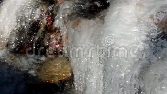 冬天的瀑布视频的预览图