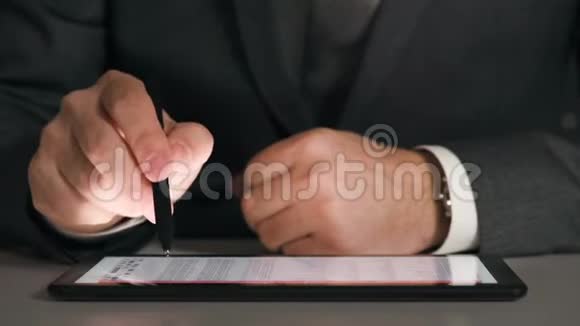 商人在平板电脑上工作分析图表和表格动手特写视频的预览图