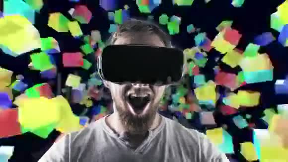 情绪微笑快乐的男人戴着虚拟现实护目镜VR耳机在虚拟空间中黑色视频的预览图