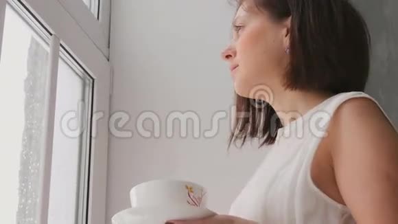 在窗前喝茶视频的预览图