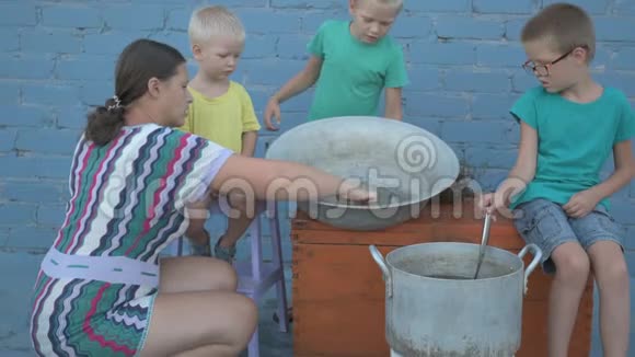 在河中捕获的活小龙虾是在露天的Arge铝锅里煮熟的女人把迪尔放进平底锅和盐水里小龙虾视频的预览图
