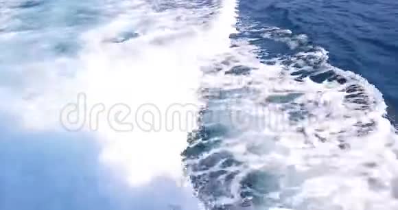 在游艇上航行在海帆船上视频的预览图