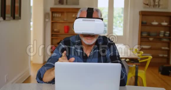 厨房4k虚拟现实耳机的老人视频的预览图