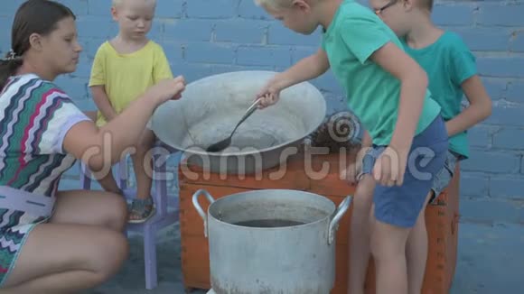 在河中捕获的活小龙虾是在露天的Arge铝锅里煮熟的女人把迪尔放进平底锅和盐水里小龙虾视频的预览图