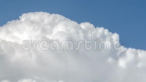 白色的暴风雨云高耸在蓝天上时间流逝得很近1个序列中的3个视频的预览图