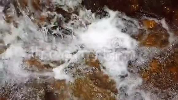 背景或纹理小山瀑布慢运动240fps山涧落在石头上视频的预览图