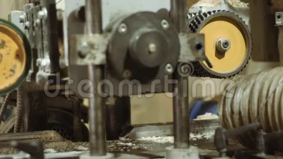 锯木厂生产的块状精炼机滚轮视频的预览图