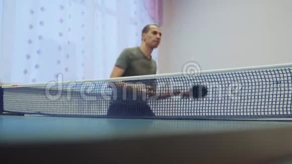 乒乓球正手概念慢镜头生活方式模糊焦点男子乒乓球训练视频的预览图