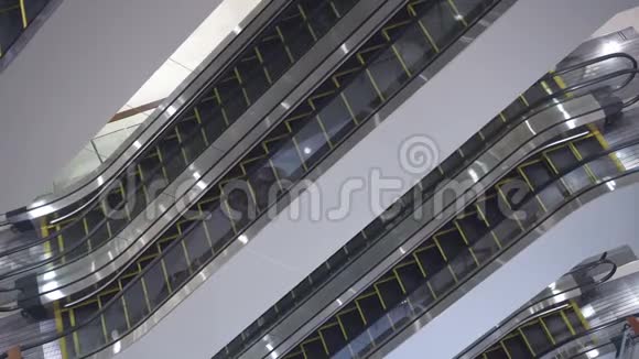 空商场内景扶梯在移动楼梯时没有人视频的预览图