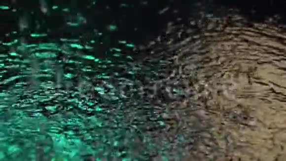 夜城雨滴五彩的灯光慢动作视频的预览图