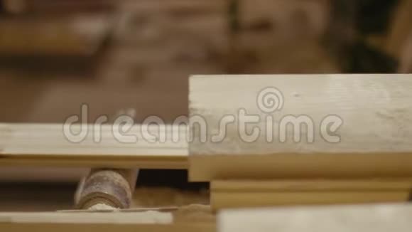木工板在锯木厂滑动木工加工机视频的预览图