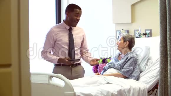顾问在医院病房与资深女性病人谈话视频的预览图