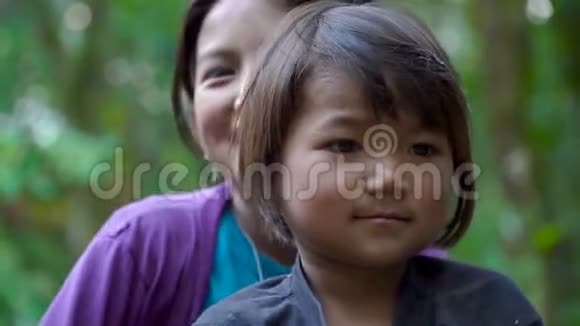 尼泊尔儿童肖像视频的预览图