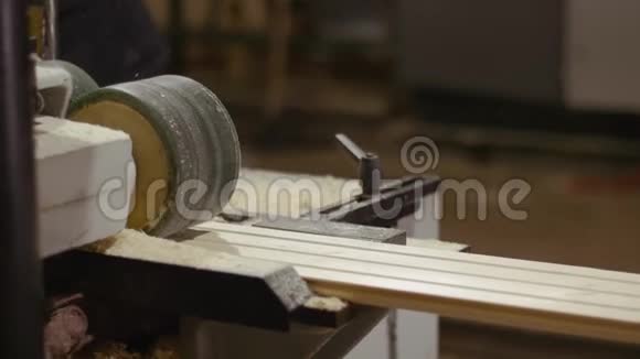 锯木厂木工加工机的木板视频的预览图