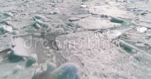 用阳光在海面上观看冰的空中景色视频的预览图