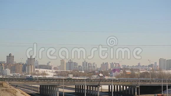 明斯克冬天白俄罗斯共和国首都环道桥景观视频的预览图