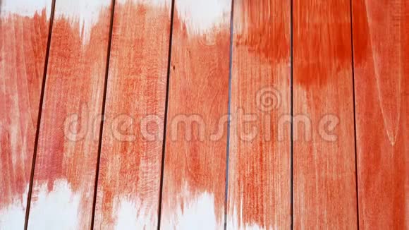 木工车间保护清漆在木材上的应用时间推移充满表面阴影视频的预览图