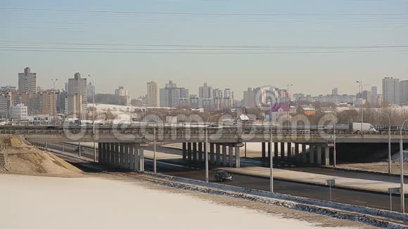 明斯克冬天环道桥景观白俄罗斯共和国首都视频的预览图
