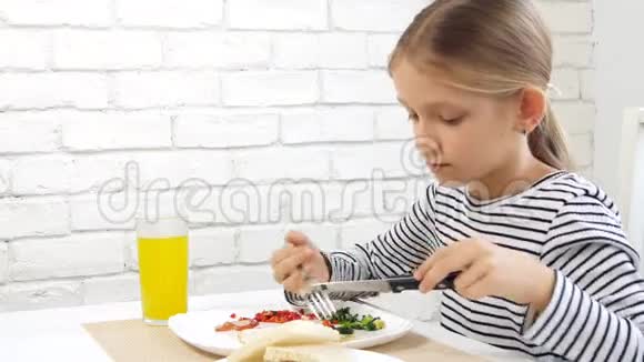 儿童厨房早餐儿童健康食品蛋女孩蔬菜视频的预览图
