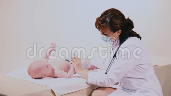 女医生检查婴儿听诊器视频的预览图