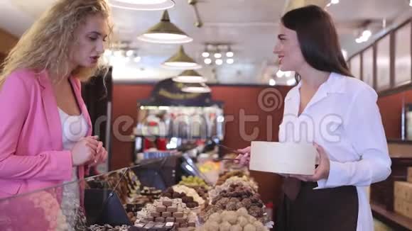 巧克力店商店里买巧克力糖果的女人视频的预览图