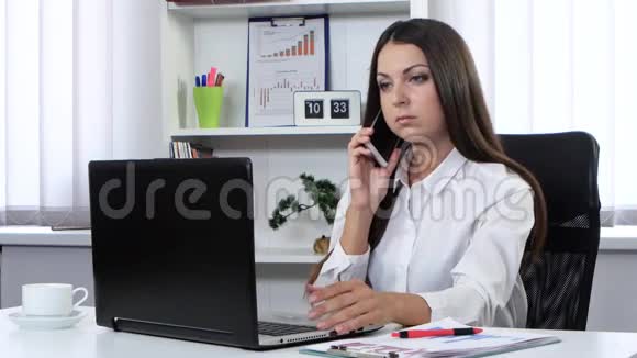 办公室里的女孩坐在电话里发誓视频的预览图