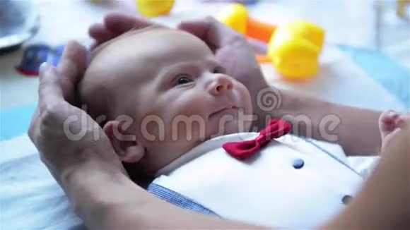 小宝宝笑了小爸爸在玩宝宝小宝宝躺在襁褓中视频的预览图